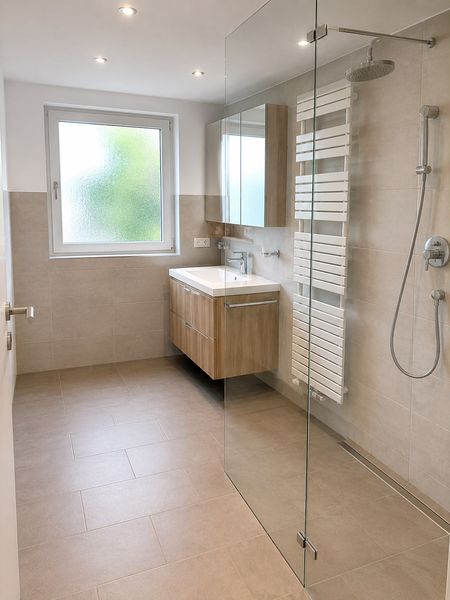 Modernisierte 4-Zi.-Wohnung mit Terrasse im Zweifamilienhaus, S-Bahn fußläufig